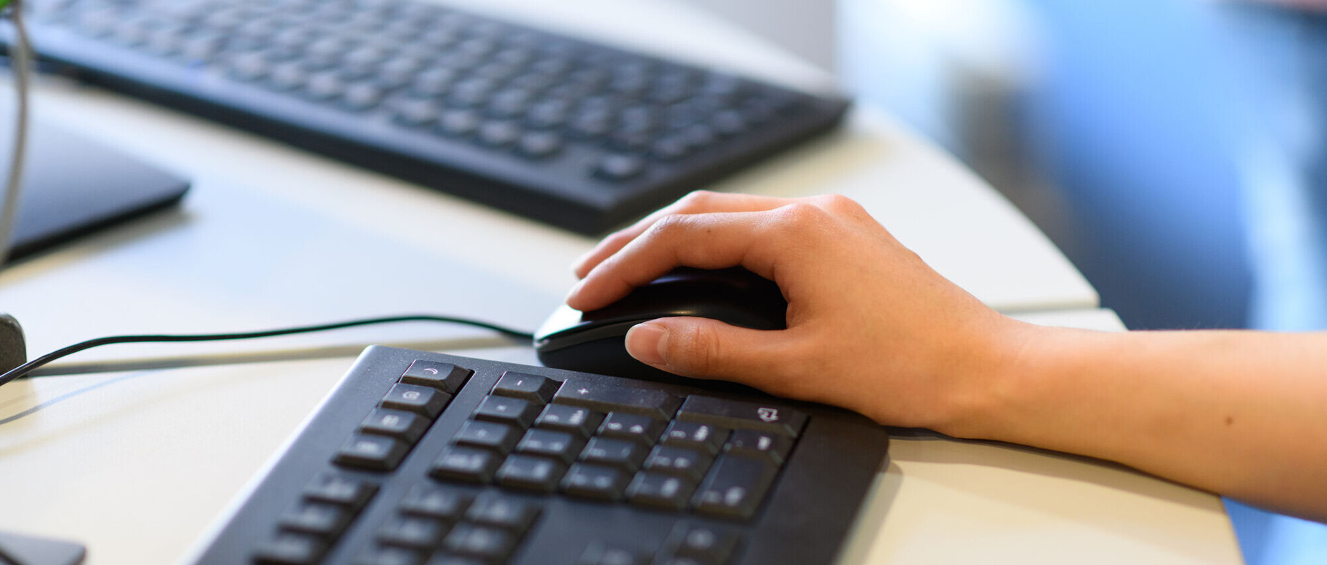 Hände einer Person, die am Laptop arbeitet