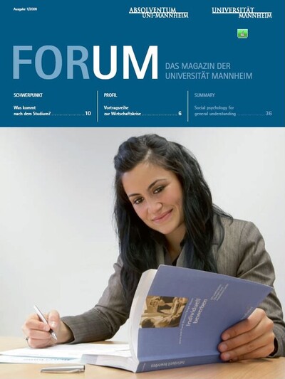 FORUM-Cover Ausgabe 1/2009. Eine Frau sitzt vor einem aufgeklappten Buch mit dem Titel "Individuell bewerben". 