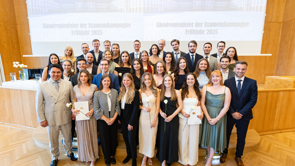 Gruppenbild der Absolvent*innen.