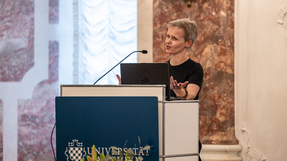 Prorektorin Prof. Dr. Cornelia Ruhe bei ihrer Ansprache zur Lehrpreisverleihung 2025 im Rittersaal der Universität Mannheim