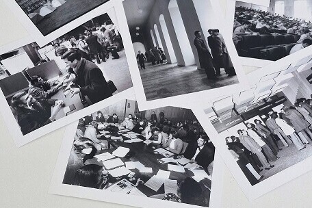 Bilder aus alten zeiten in schwarz-weiß ausgebreitet auf dem Tisch