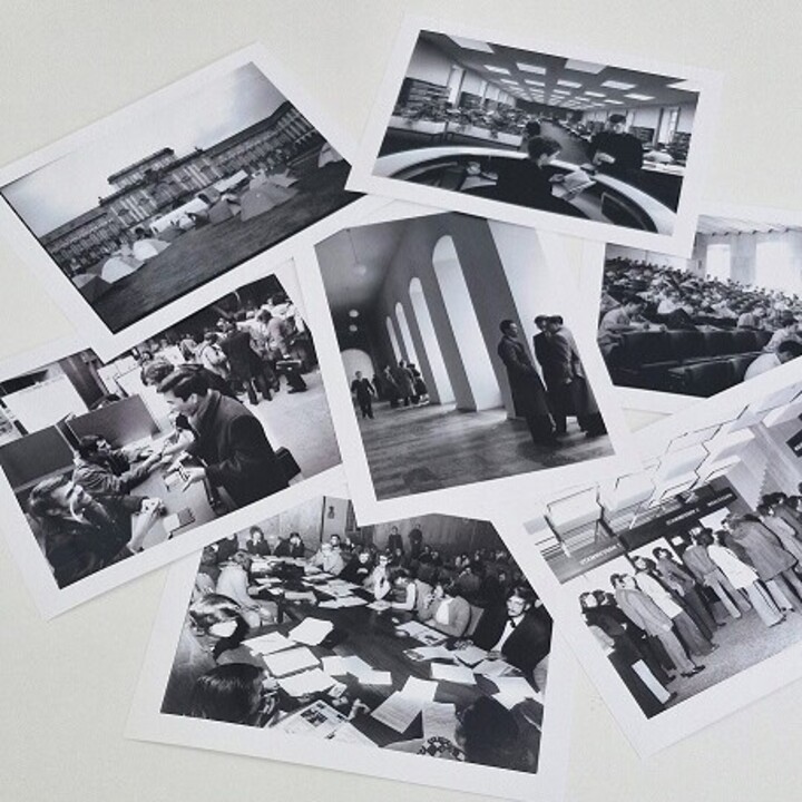 Bilder aus alten zeiten in schwarz-weiß ausgebreitet auf dem Tisch