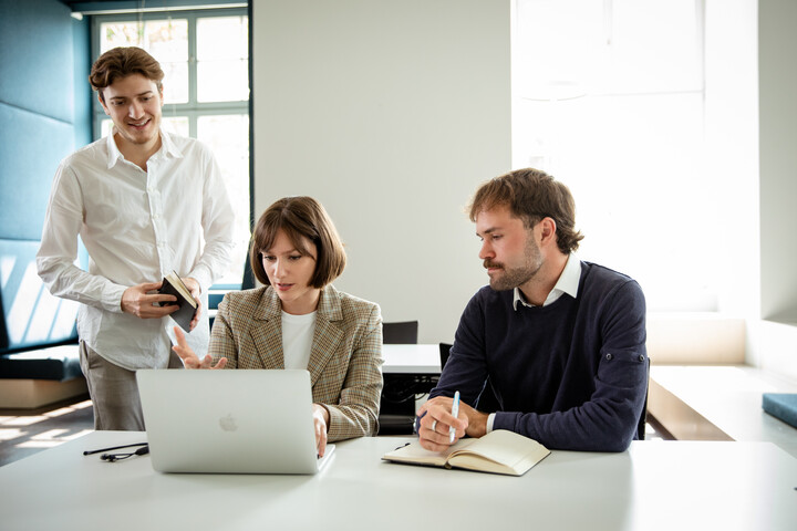Forschende arbeiten zu dritt am Computer