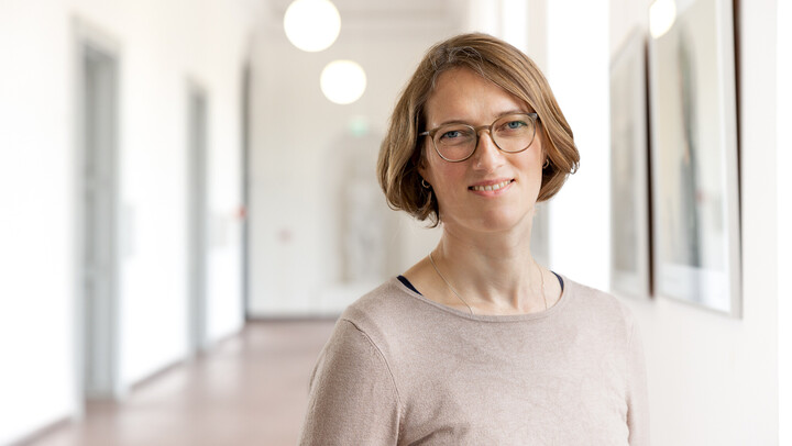 Astrid Lembke hat kurze hellbraune Haare. Sie trägt eine Brille und ein beiges Oberteil.