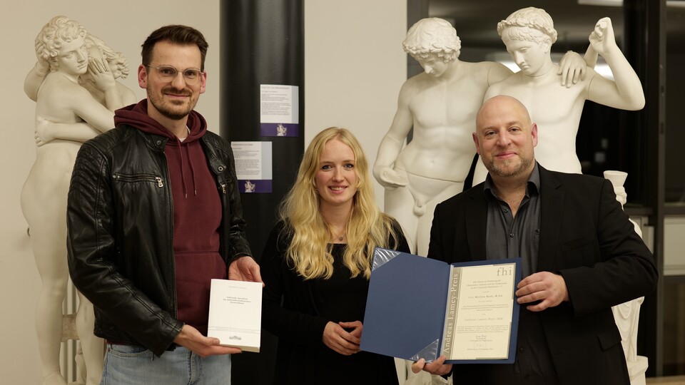 (Von links nach rechts): Jonas Brosig, Preisträgerin Marissa Kark und David Brechbilder bei der Übergabe des Andreas-Lamey-Preises im Antikensaal der Universität Mannheim. 