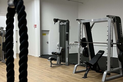 Langhantel Station in einem Fitnessstudio