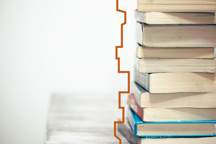 Es ist ein Stapel Bücher auf der rechten Bildseite abgebildet.