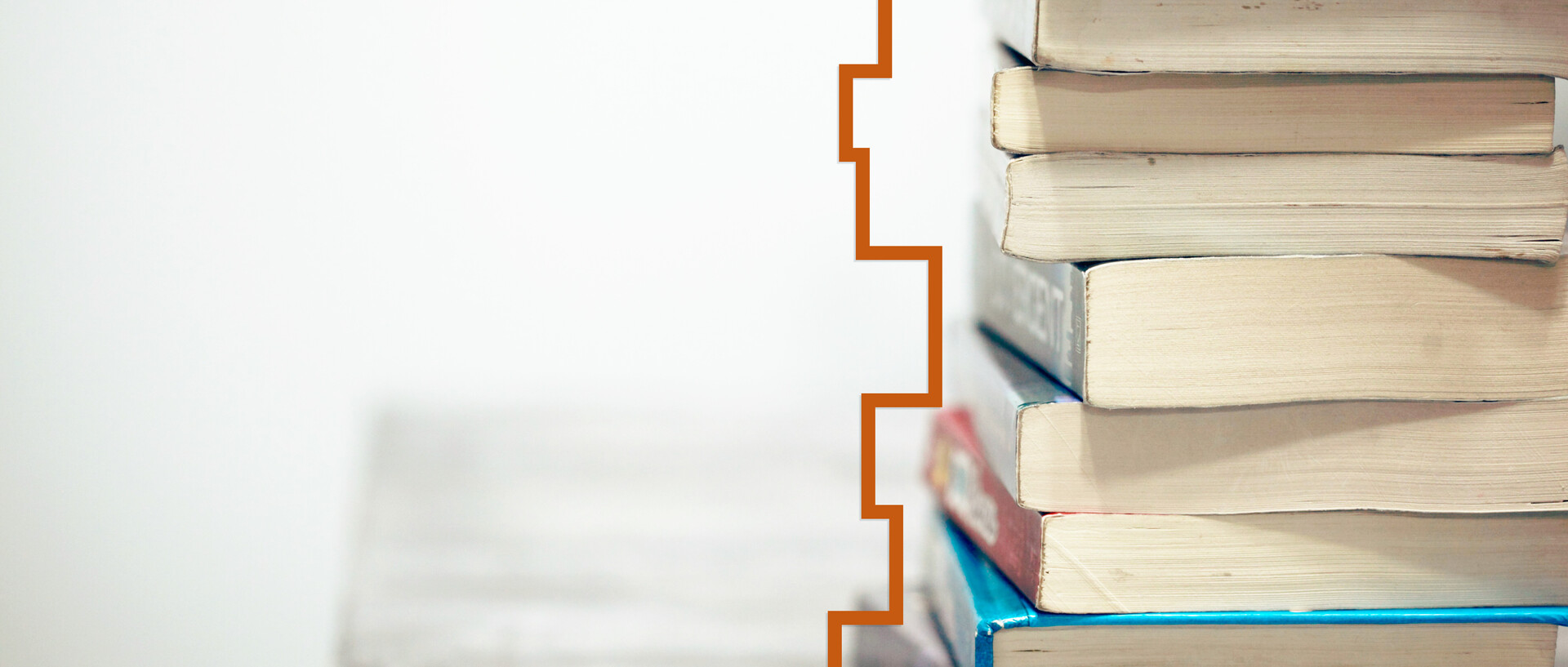 Es ist ein Stapel Bücher auf der rechten Bildseite abgebildet.