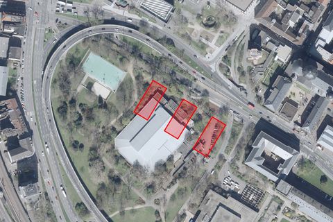 Der Friedrichspark aus der Vogelperspektive. Rote Rechtecke stellen drei geplante Gebäude dar, die am oberen Ende des Parks aufgezeichnet wurden.