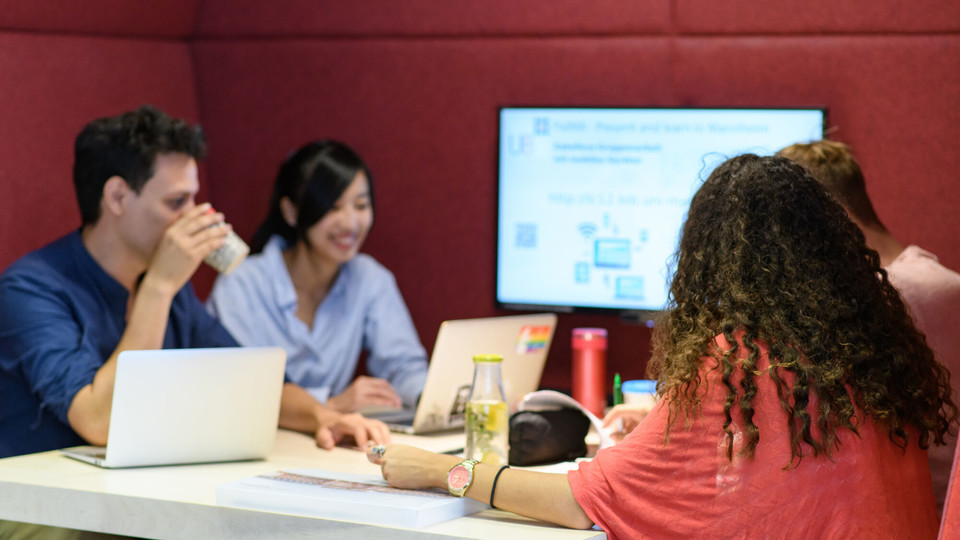 Learning Center Vier Studierende sitzen an einem Tisch und lernen gemeinsam.