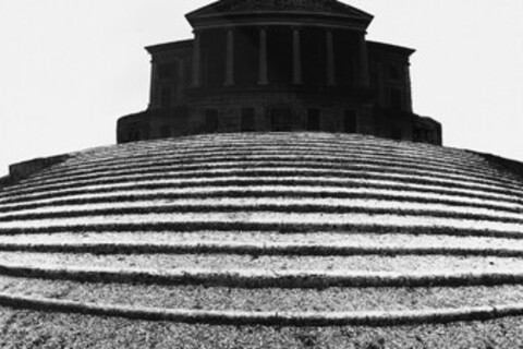 Schwarz-weiß Foto: Stufen, die zu einem antiken Gebäude führen.