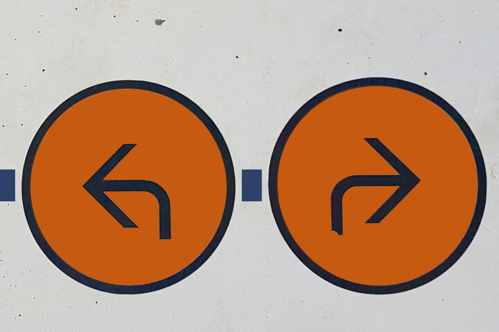 Drei orangene Kreise auf grauem Hintergrund mit Pfeilen, die in die Richtungen oben, links und rechts zeigen.