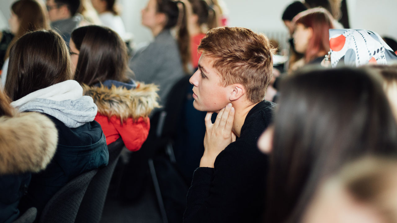 Interessierte Studierende in einem Hörsaal