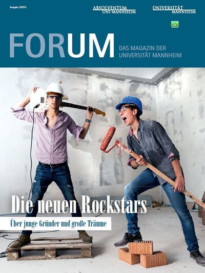 Das Cover des Magazins der Universität Mannheim. Zwei junge Männer stehen in einer Baustelle. Der linke Mann hält eine Gitarre auf seinem Arm, der rechte verwendet eine Malerrolle als Mikrofon. Beide tragen Hemden, Jeans, eine Schutzbrille und einen Schutzhelm.