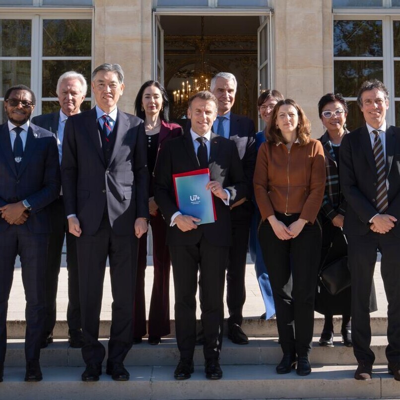 Frankreichs Präsident Macron und die Mitglieder des U7+ Steering Committees stehen vor dem Elysée Palast