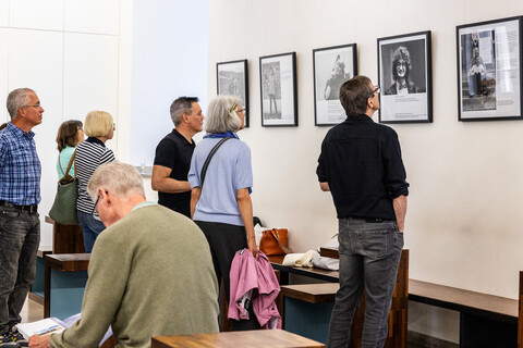 Gäste bei einer Vernissage