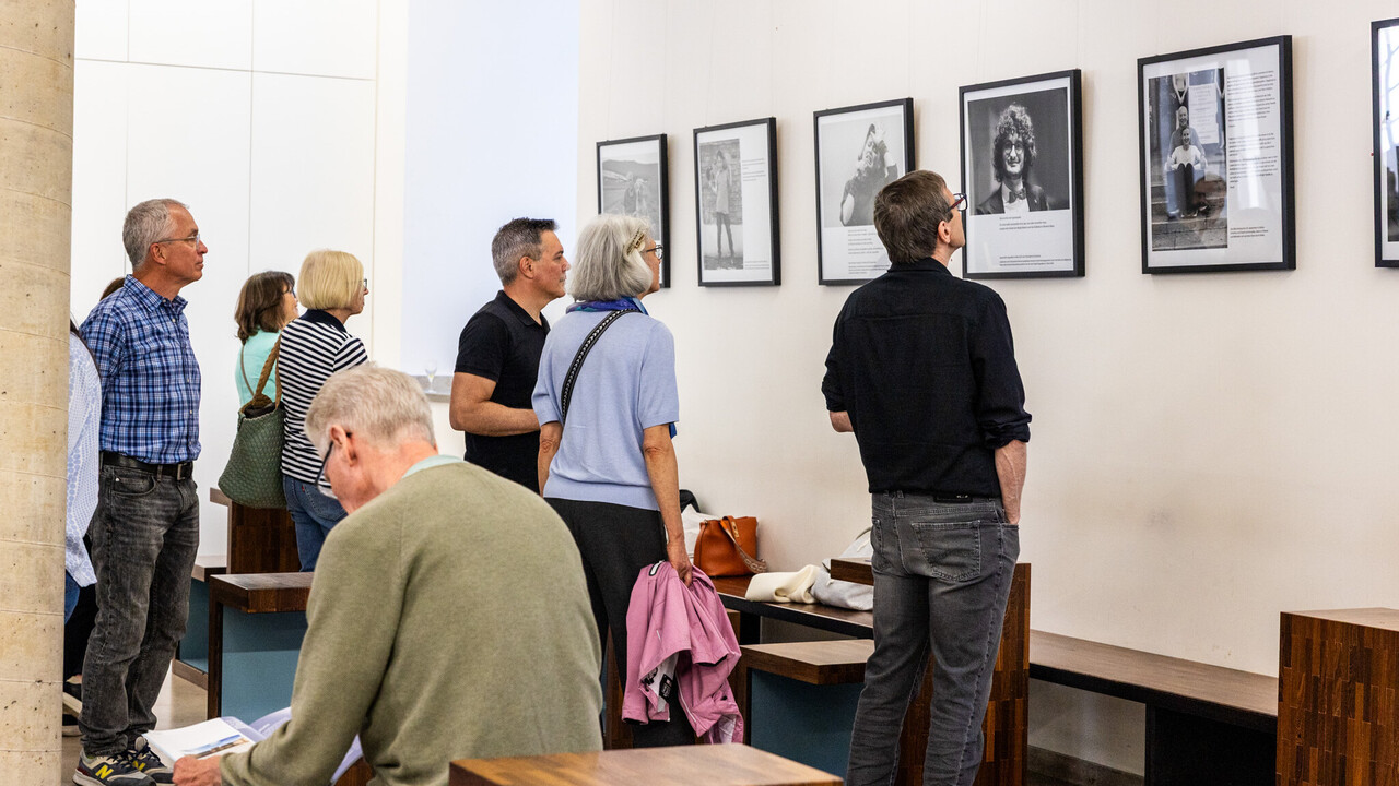 Gäste bei einer Vernissage