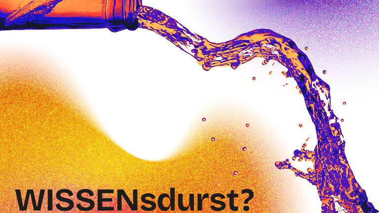 Ein Flasche wird schrägt gehalten, sodass Flüssigkeit aus ihr herausläuft.