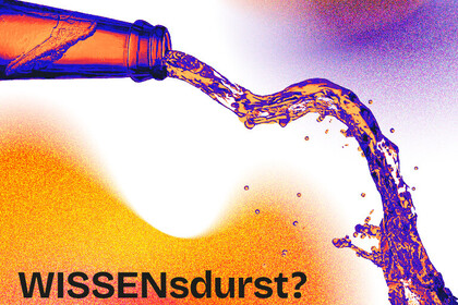 Ein Flasche wird schrägt gehalten, sodass Flüssigkeit aus ihr herausläuft.