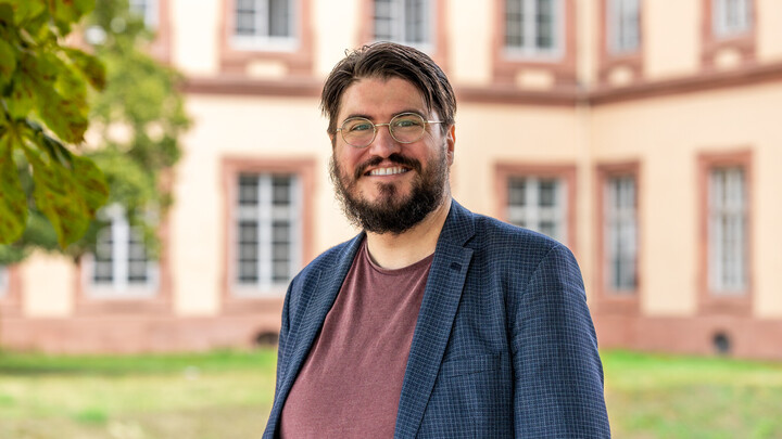 Porträtbild von Dr. Rainer Freudenthaler vor dem Mannheimer Schloss.
