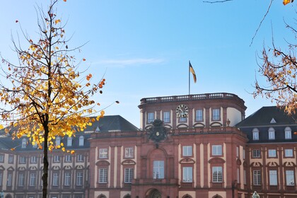 Das Mannheimer Schloss erstrahlt in der Herbstsonne.
