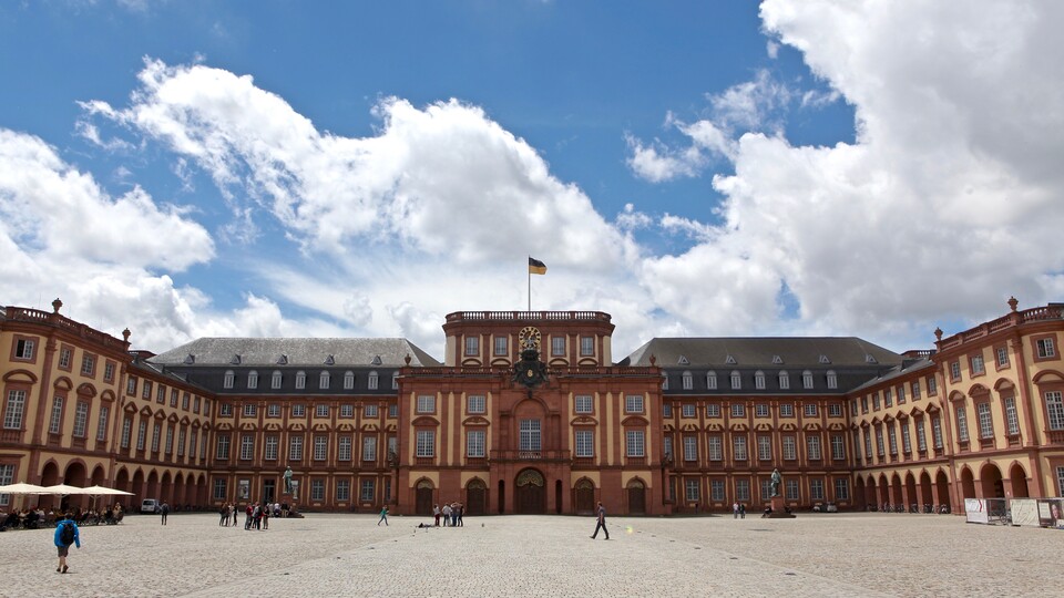 Mannheimer Barockschloss mit Ehrenhof an einem blauen bewölktem Himmel