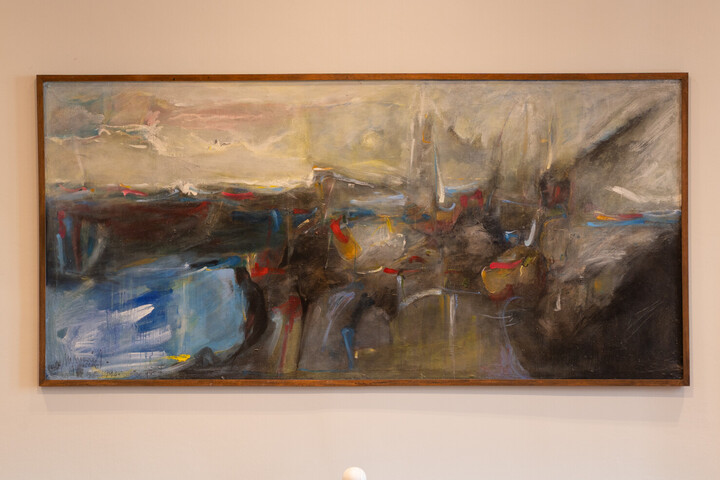 Ein großformatiges abstraktes Gemälde in Braun-, Blau und Grautönen.