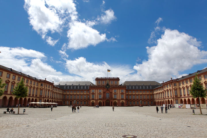 Das Mannheimer Schloss bei strahlendem Sonnenschein