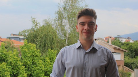 Eine Person trägt ein grau gemustertes Hemd und steht vor einem begrüntem Hintergrund. Die Person heißt Georgi Paskalev.