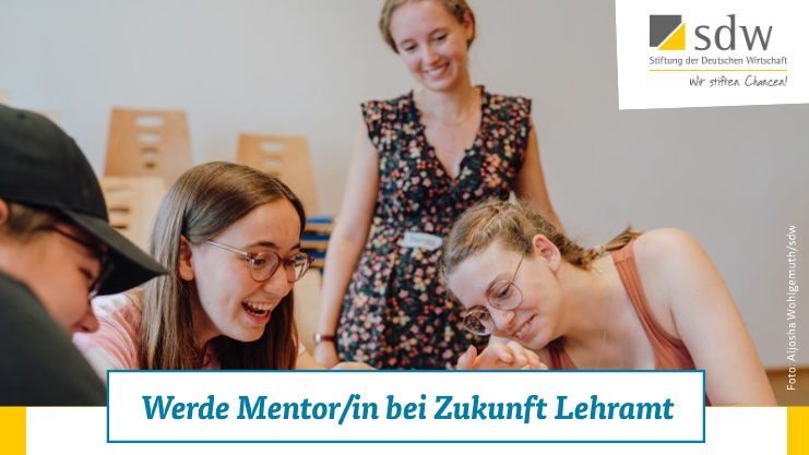 Eine Studentin hilft Schüler*innen beim Lernen.