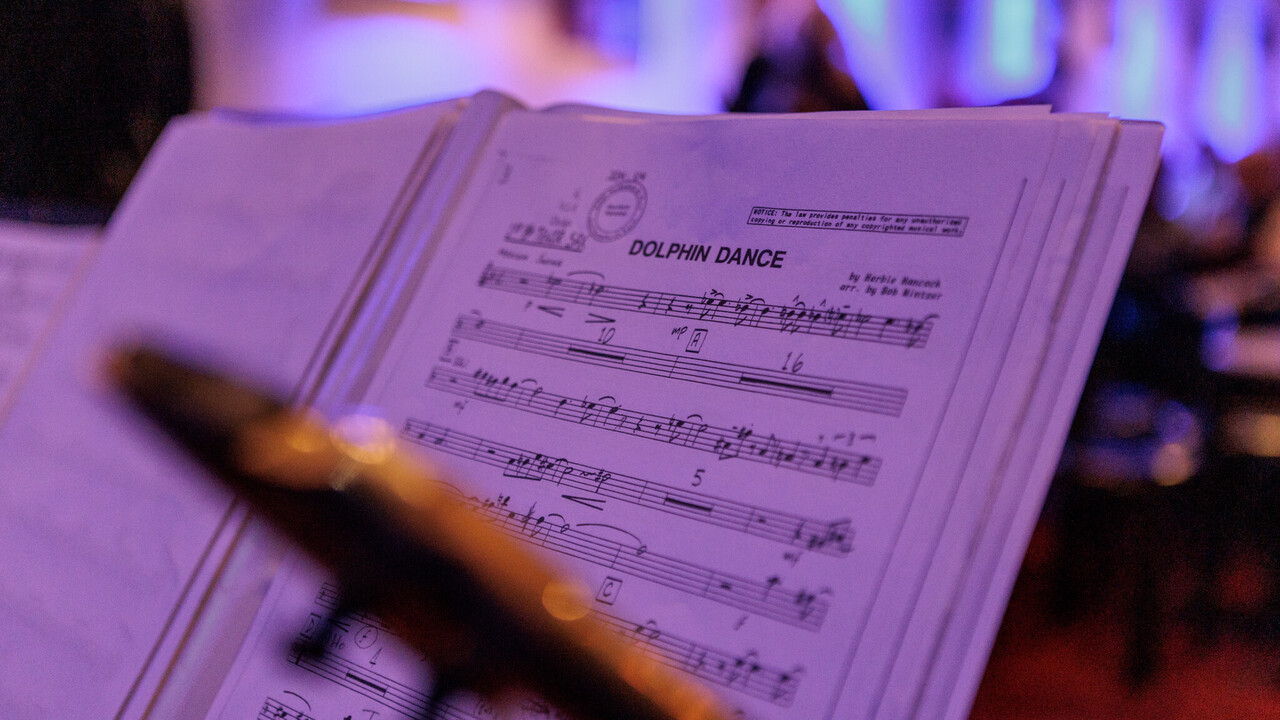 Eine Nahaufnahme von Noten für den "Dolphin Dance" in schwacher Beleuchtung.