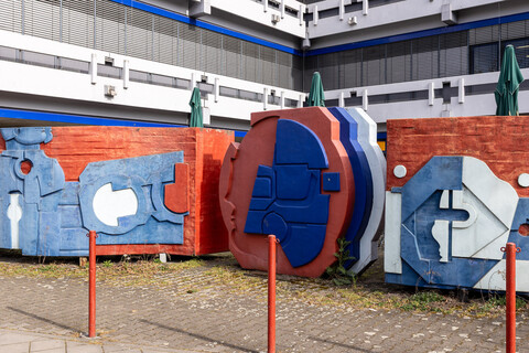 Bunte Skulpturenwand 