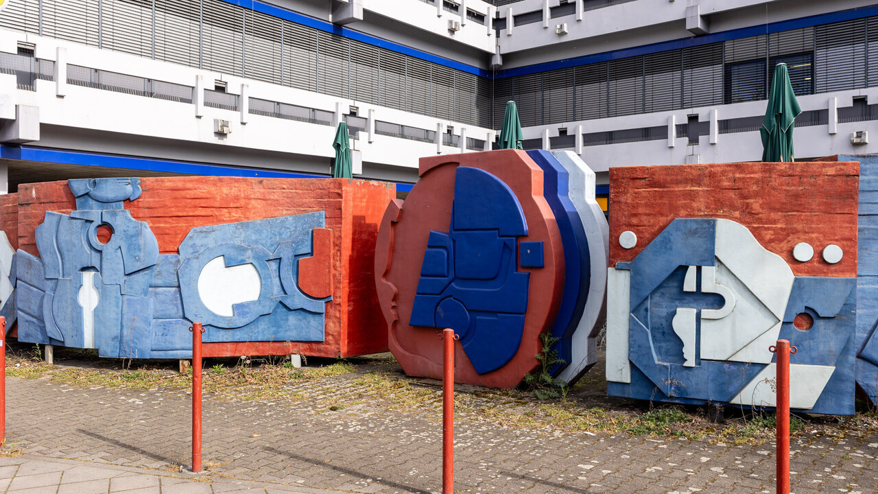Bunte Skulpturenwand