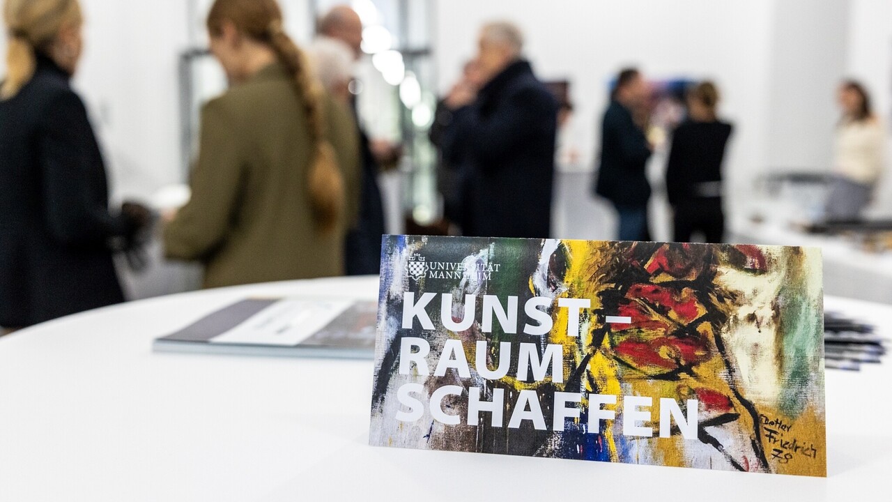 Tischschild mit der Aufschrift "Universität Mannheim Kunstraum schaffen"