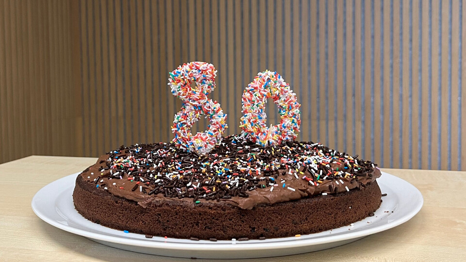 Schokokuchen mit der Zahl 80