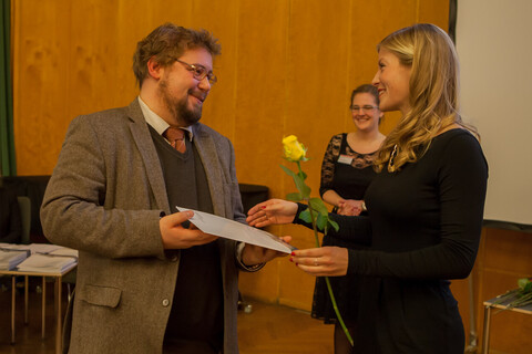 Prof. Dr. Hiram Kümper überreicht der Preisträgerin Friederike Seybold ihre Urkunde