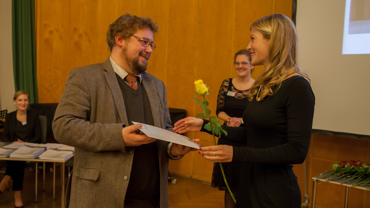 Prof. Dr. Hiram Kümper überreicht der Preisträgerin Friederike Seybold ihre Urkunde