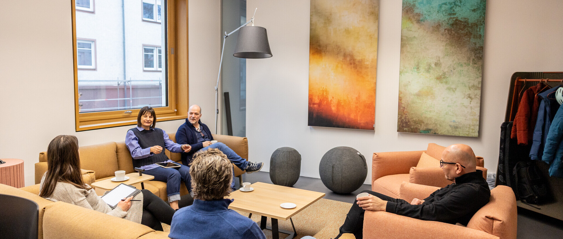 Fünf Fellows der ersten CAs Kohorte sitzen in einer Polstersitzgruppe in einem CAS-Raum.