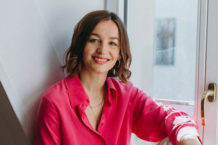 Victoria Engelhardt wears a pink blouse and sits in front of a window. The link leads to the interview with the startup founder.