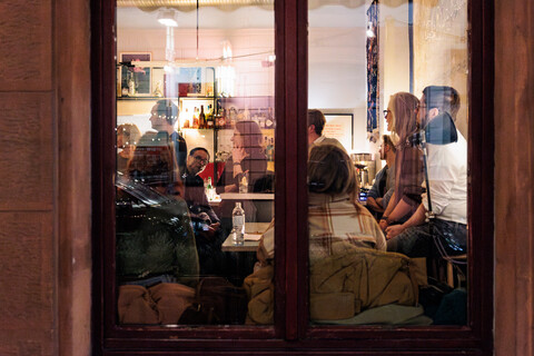 Blick von draußen durch das Fenster in die Odeon Bar. 