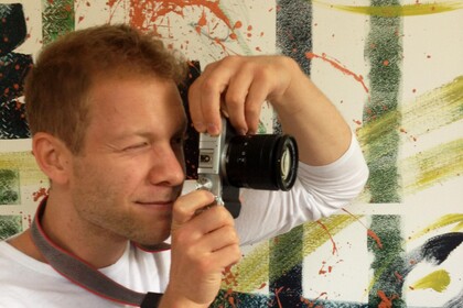 Ein Mann macht ein Foto.