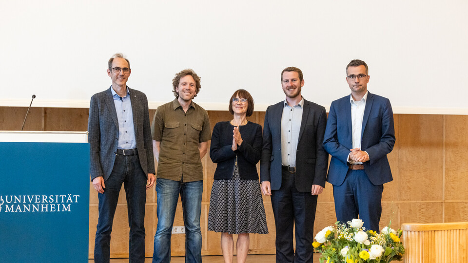 Prof. Dr. Thorsten Meiser, Prof. Dr. Simone Paolo Ponzetto, Dr. Ross Ogilvie, Prof. Dr. Marc Debus mit der Proerektorin für Studium und Lehre, Prof. Dr. Annette Kehnel