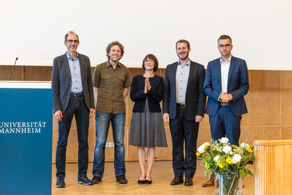 Prof. Dr. Thorsten Meiser, Prof. Dr. Simone Paolo Ponzetto, Dr. Ross Ogilvie, Prof. Dr. Marc Debus mit der Proerektorin für Studium und Lehre, Prof. Dr. Annette Kehnel