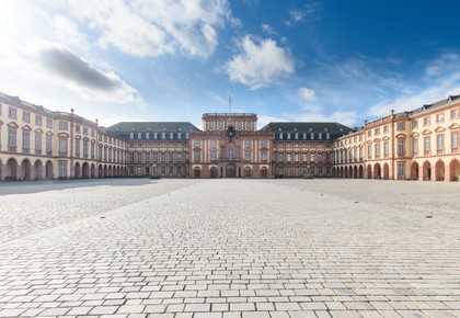 Das Mannheimer Barockschloss und der Ehrenhof.