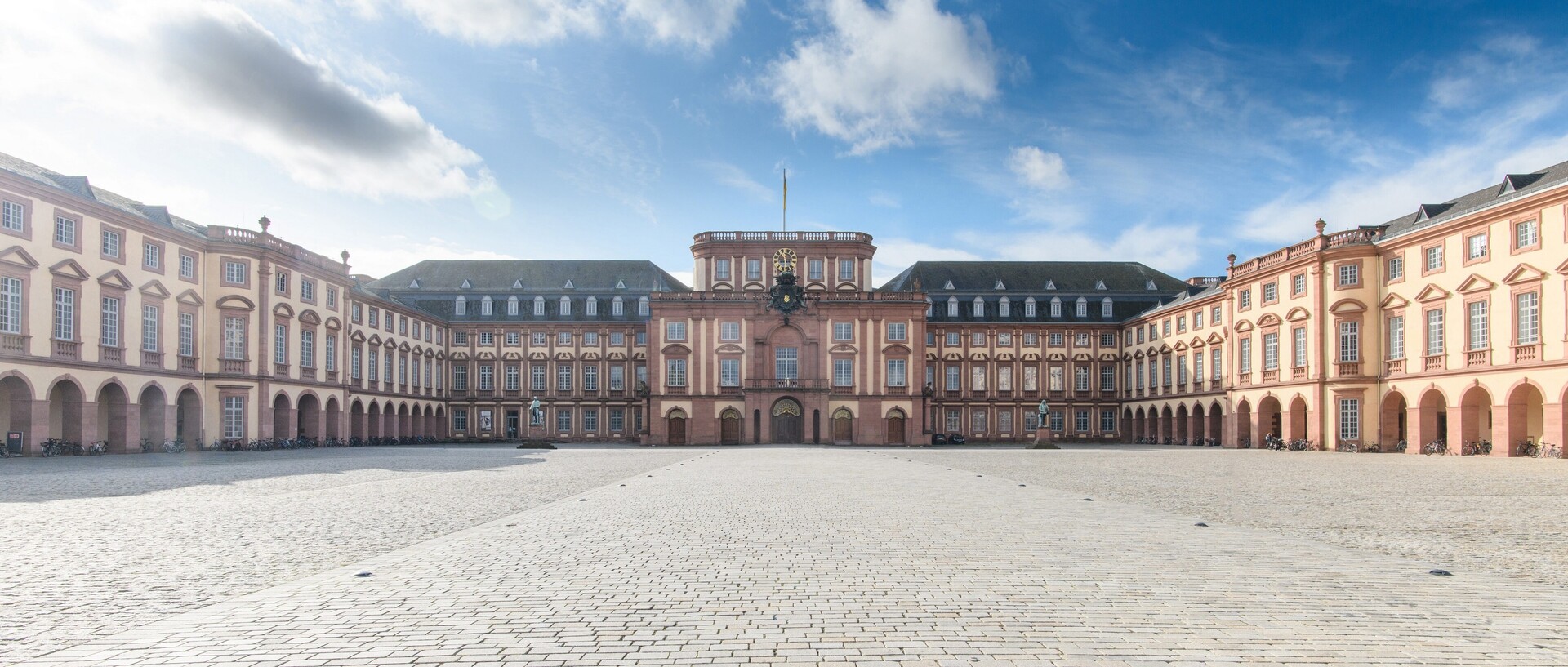 Das Mannheimer Barockschloss und der Ehrenhof.