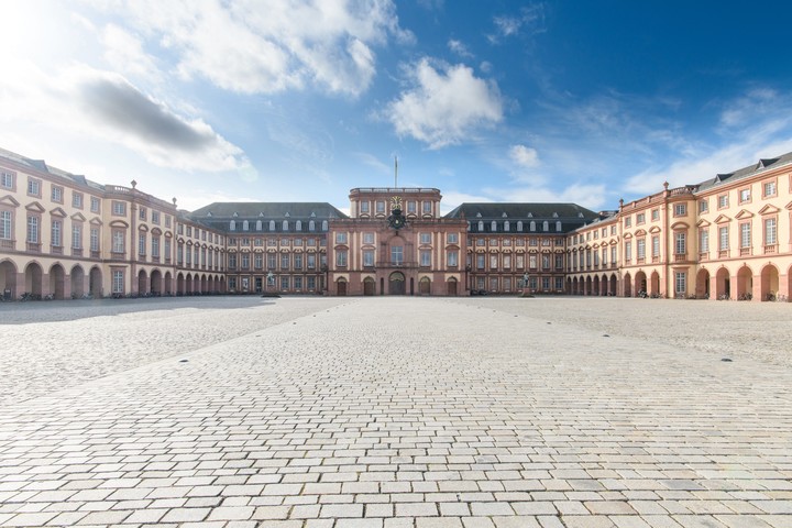 Das Mannheimer Barockschloss und der Ehrenhof.