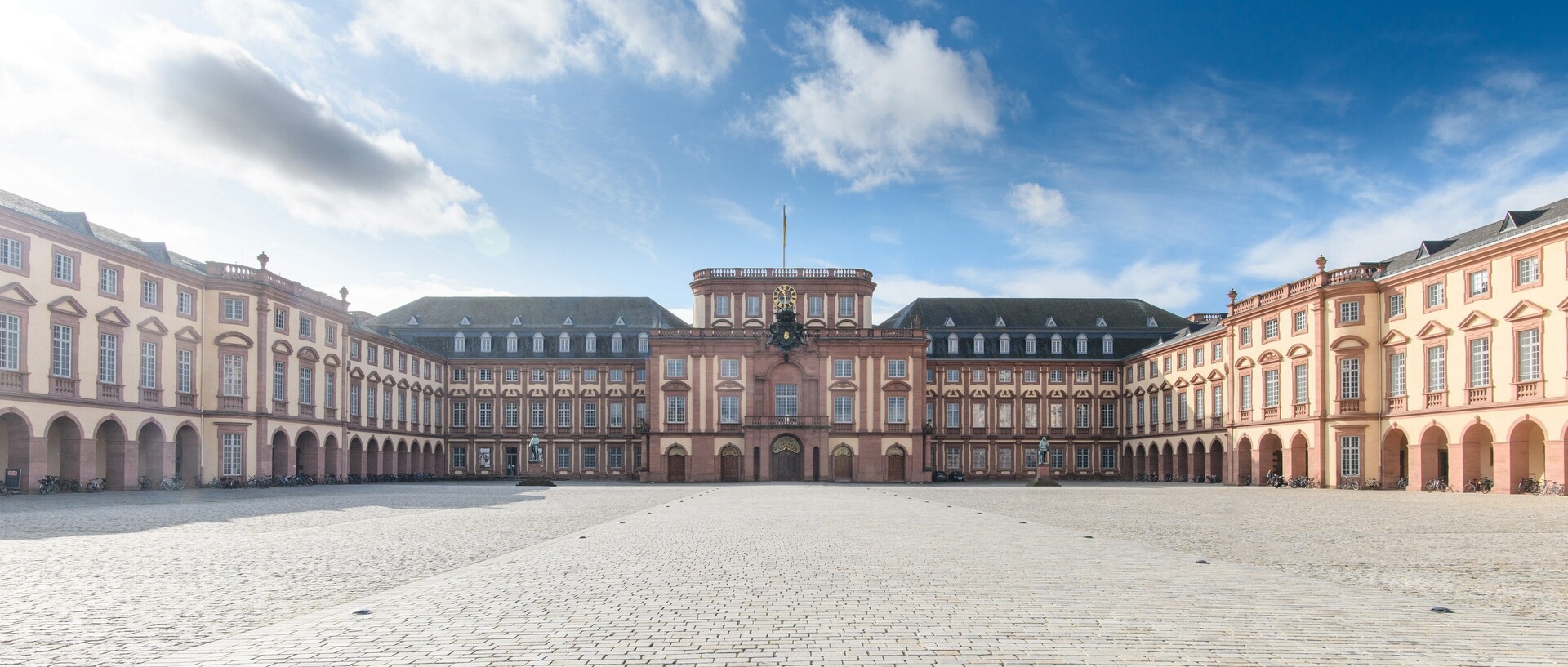 Das Mannheimer Barockschloss und der Ehrenhof.