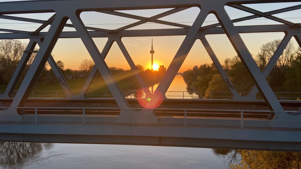 Riedbahnbrücke im Abendlicht. Im Hintergrund der Fernmeldeturm