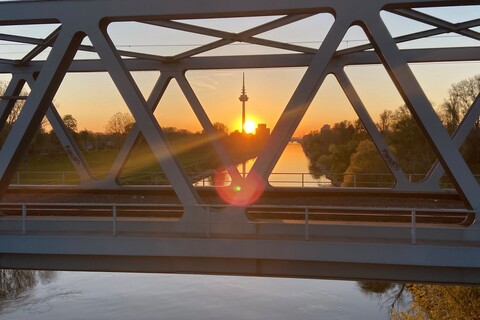 Riedbahnbrücke im Abendlicht. Im Hintergrund der Fernmeldeturm