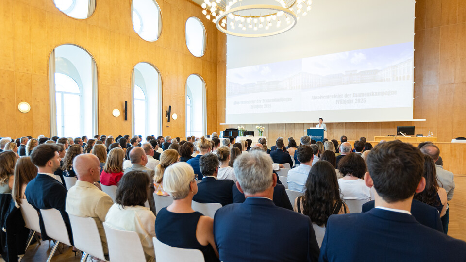 Publikum mit Blickrichtung zur Bühne.